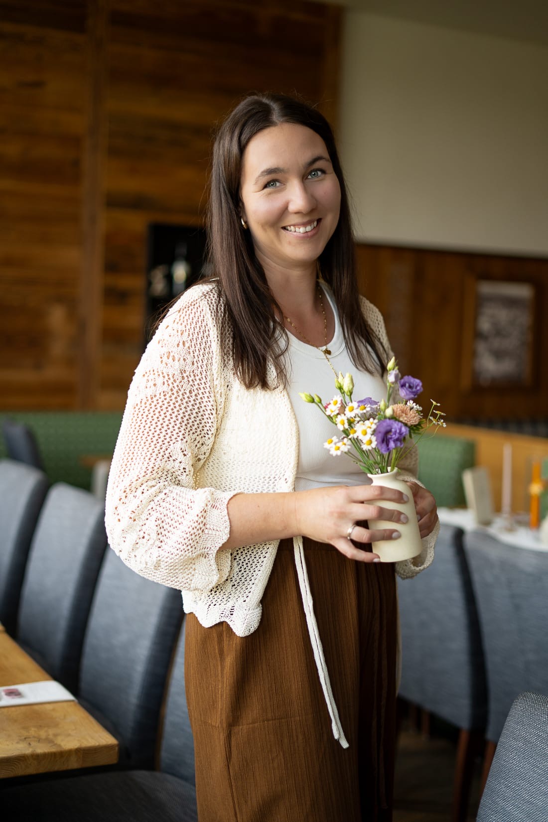 Tanja von Mid Gfui mit einem kleinen Blumenstrauß