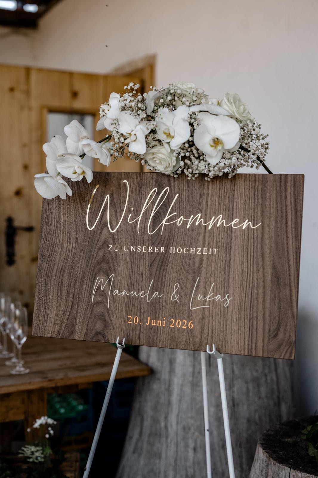 Personalisiertes Willkommensschild aus Holz mit weißen Orchideen