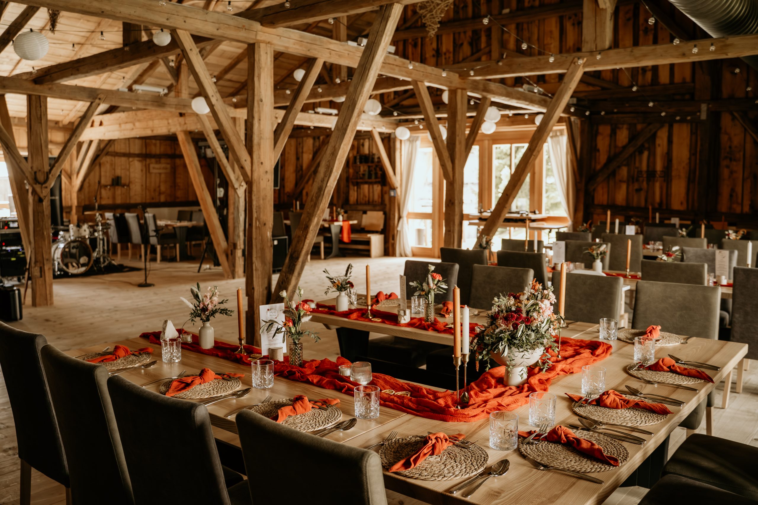 Hochzeitstafel in Terrakotta in einer Holzscheune
