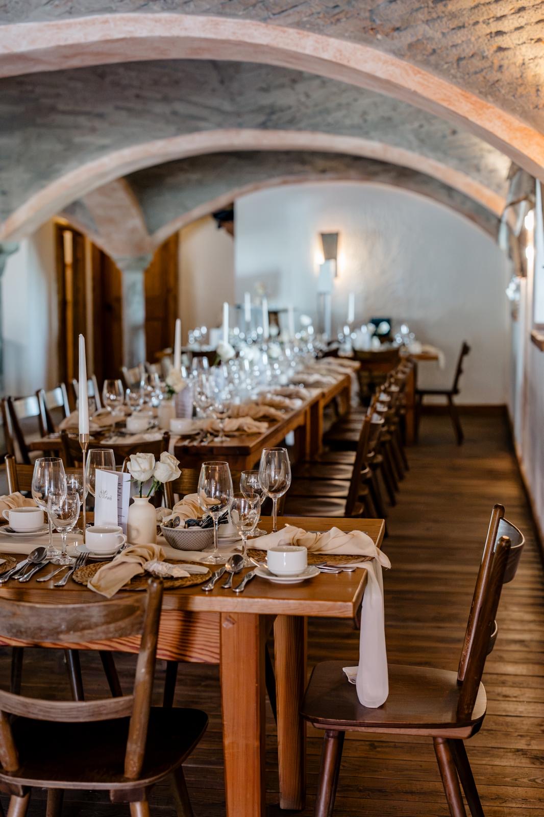 Lange Holztafel in Weiß und Creme mit Kerzen