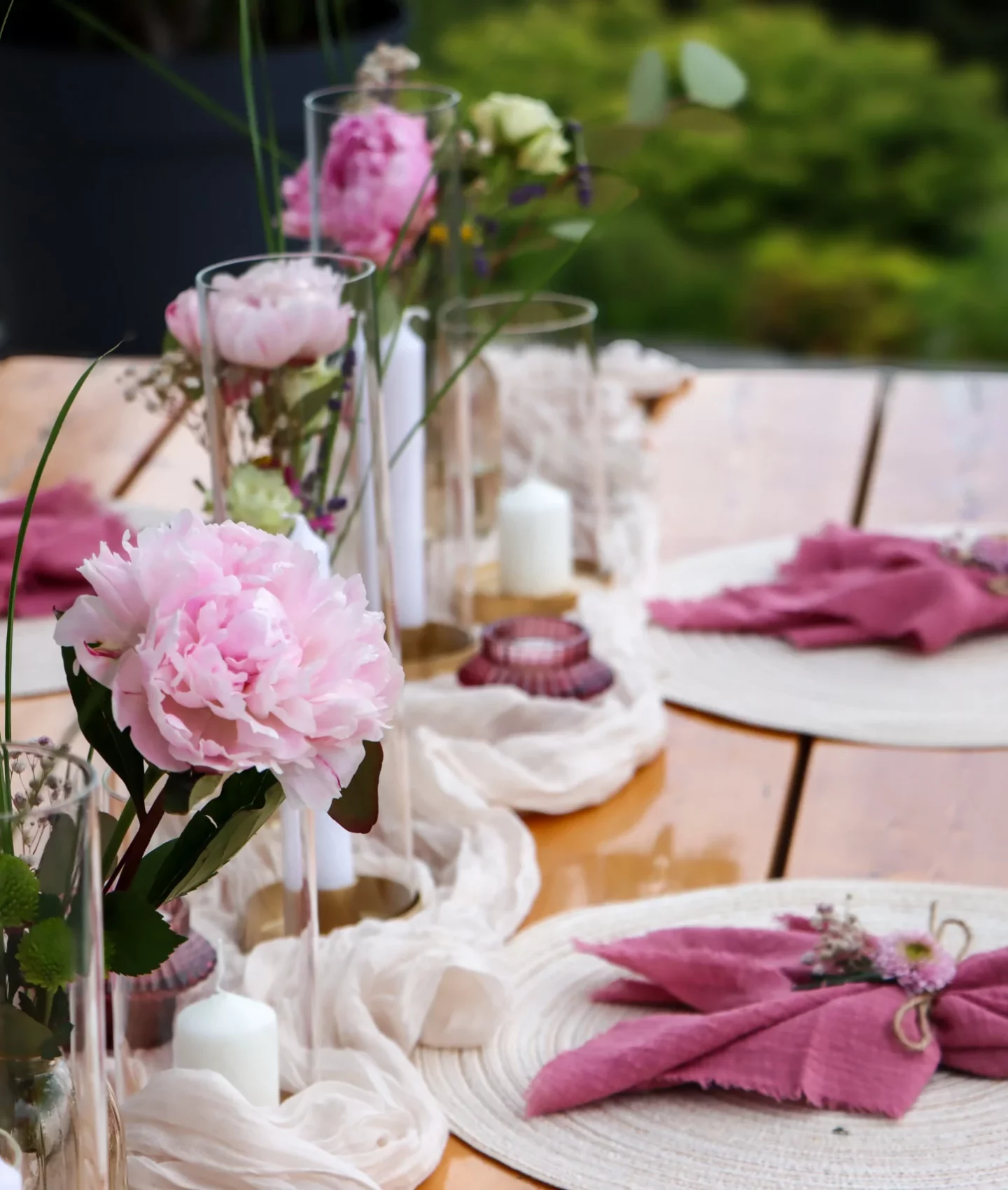 wedding table pink flowers